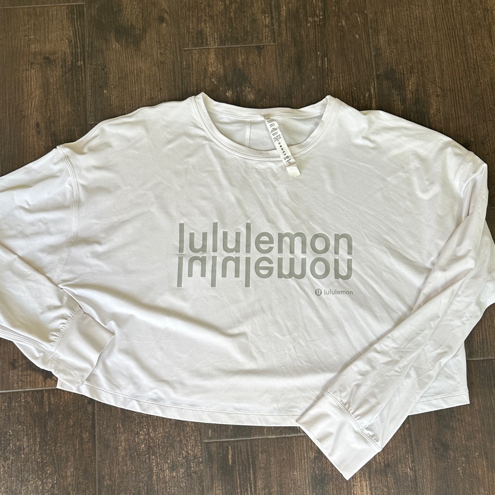 NWOT white LuLulemon breathe top! Sz.10
25.50.09EB